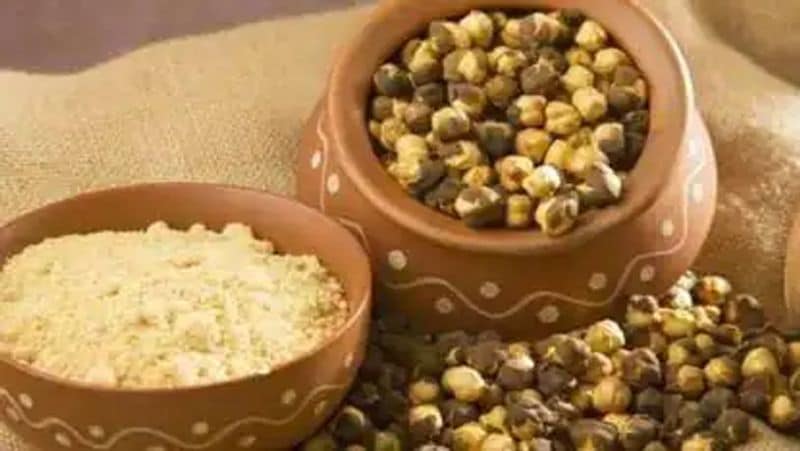 चना चपाती
काला चना अक्सर हम सब्जी में इस्तेमाल करते हैं। लेकिन इसके आटे की रोटी बेहद पौष्टिक होती है। आपको मार्केट में आसानी से चने का मिल जाएगा। इसे बनाने के लिए आप चने के आटे को पानी और दूध/दही से गूंथ लें और इससे रोटियां बना लें।
