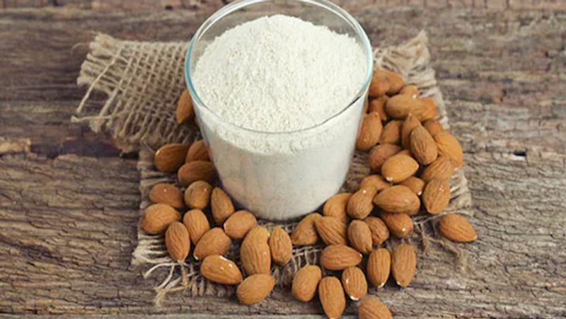 बादाम की रोटी
बादाम को पोटेशियम, विटामिन, मैग्नीशियम और अन्य पोषक तत्वों के लिए जाना जाता है। यह ब्लड शुगर को कंट्रोल करने में भी आपकी मदद कर सकता है। साथ ही एंटीऑक्सिडेंट से भरा हुआ है और कोलेस्ट्रॉल को कम करता है। बादाम का आटा आपको बाजार में आसानी से मिल जाएगा। इसे बनाने के लिए एक कप बादाम का आटा, एक चुटकी नमक और पानी के साथ आटा मिलाना होगा। चपाती को मध्यम आंच पर पकाएं। 