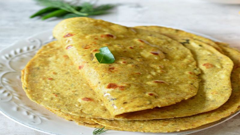 मिक्स आटे की रोटी
6 दिन 6 अलग-अलग प्रकार की रोटी खाने के बाद सातवें दिन आप मिस्सी या मिक्स आटे की रोटी बना लें। इसे बनाने के लिए आप ऊपर दिए गए सभी 6 आटों को मिला लें और इसमें अजवाइन नमक और मिर्च डालकर आटा गूंथ लें। अब इसकी रोटी या पराठा बनाकर एक हेल्दी रोटी का आनंद लें। 