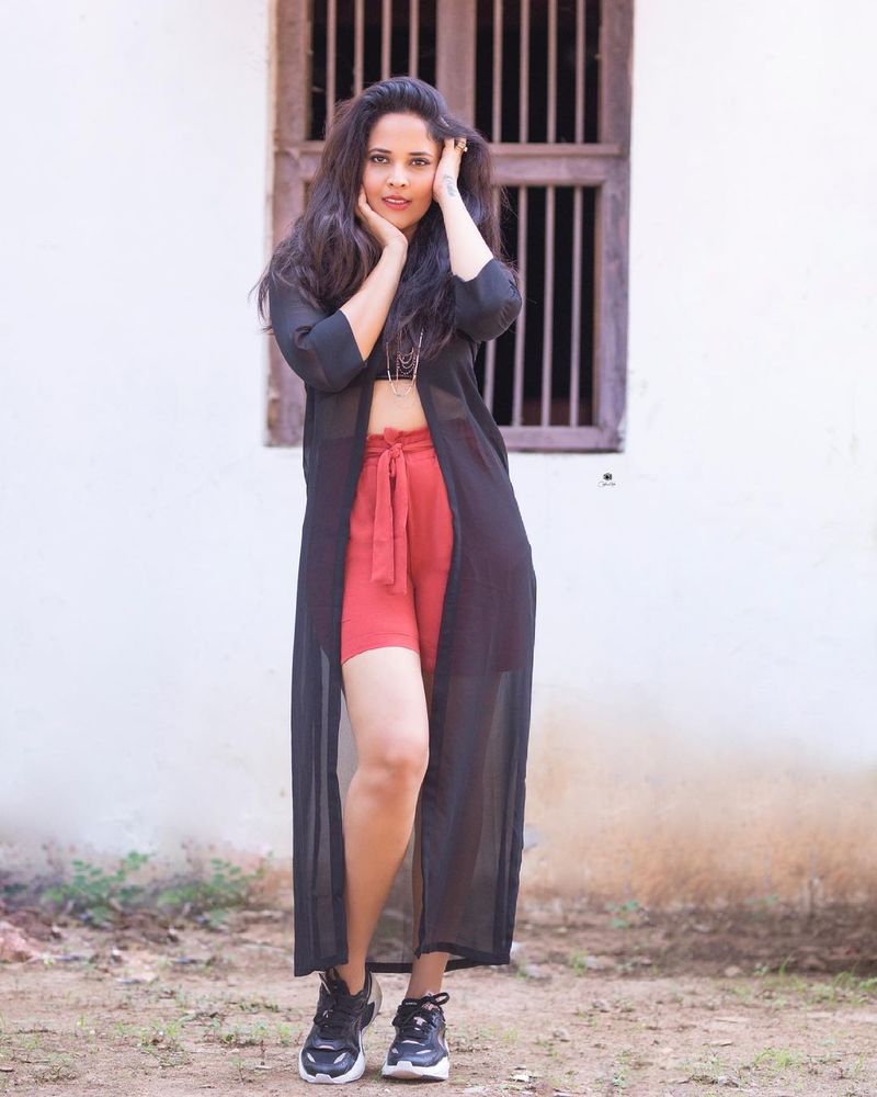 `జబర్దస్త్` కోసం అనసూయ ఈ ఫోటో షూట్ పిక్స్ ని పంచుకుందీ సెక్సీ యాంకర్. తాజాగా ఇవి తెగ ఆకట్టుకుంటున్నాయి. వైరల్ అవుతున్నాయి.