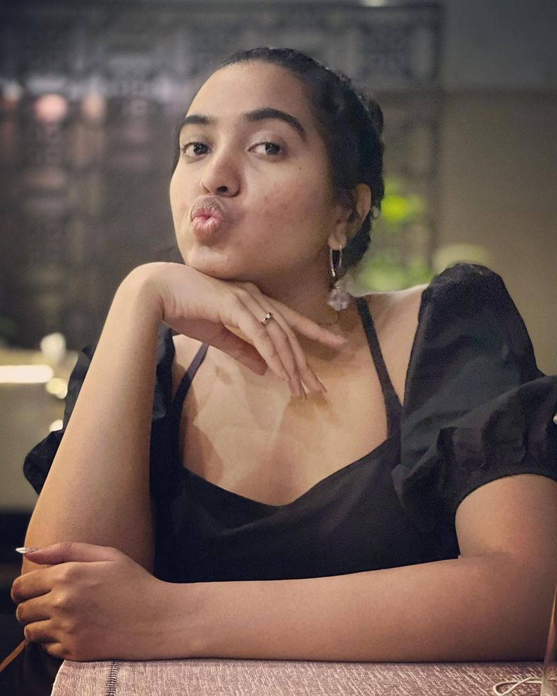 ప్రస్తుతం శివాత్మిక దర్శకుడు కృష్ణ వంశీ తెరకెక్కిస్తున్న రంగమార్తాండ మూవీలో కీలక రోల్ చేస్తున్నారు. ప్రకాష్ రాజ్, రమ్య కృష్ణ, బ్రహ్మనందం ఈ మూవీలో కీలక రోల్స్ చేస్తున్నారు. అనసూయ సైతం ఈ చిత్రంలో నటిస్తున్నారు.