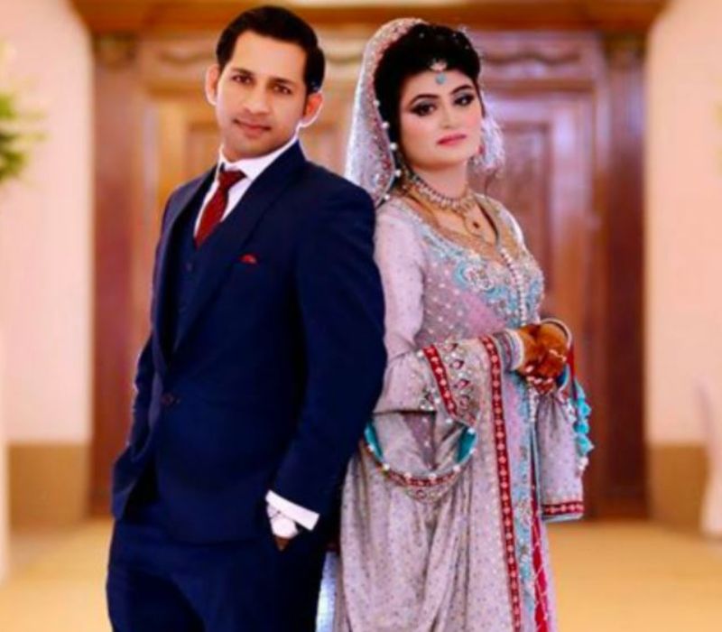 সরফরাজ আহমেদ- পাকিস্তানি ক্রিকেট দলের প্রাক্তন ওয়ানডে অধিনায়ক সরফরাজ আহমেদের স্ত্রীর নাম সানজিদা শারমিন। সরফরাজ তার খুড়তুতো বোনকে বিয়ে করেন। বর্তমানে তারা সুখী দাম্পত্য জীবন উপভোগ করছেন।