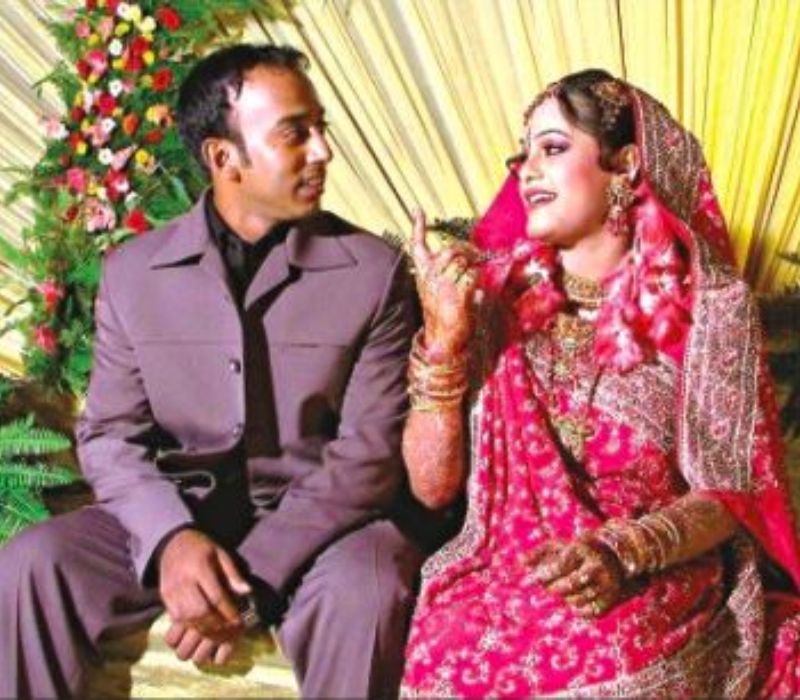 আফতাব আহমেদ- বাংলাদেশের প্রাক্তন ক্রিকেটার আফতাব আহমেদ তার কাকার মেয়েক বোনকে বিয়ে করেন ২০০৭ সালে। যার নাম সানজিদা শারমিন। আফতাব আহমেদ বাংলাদেশের হয়ে ১৬টি টেস্ট, ৮৫টি ওয়ানডে এবং ১১টি টি-টোয়েন্টি ম্যাচ খেলেছেন।