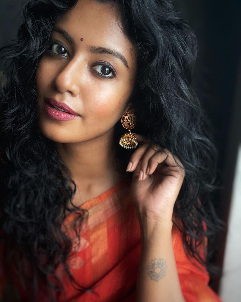 நெஞ்சத்தை கிள்ளும் அழகு பார்வை 