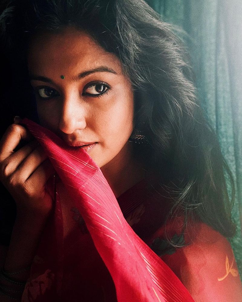 சிவப்பு சேலையில் பூத்த செந்தாமரையோ 