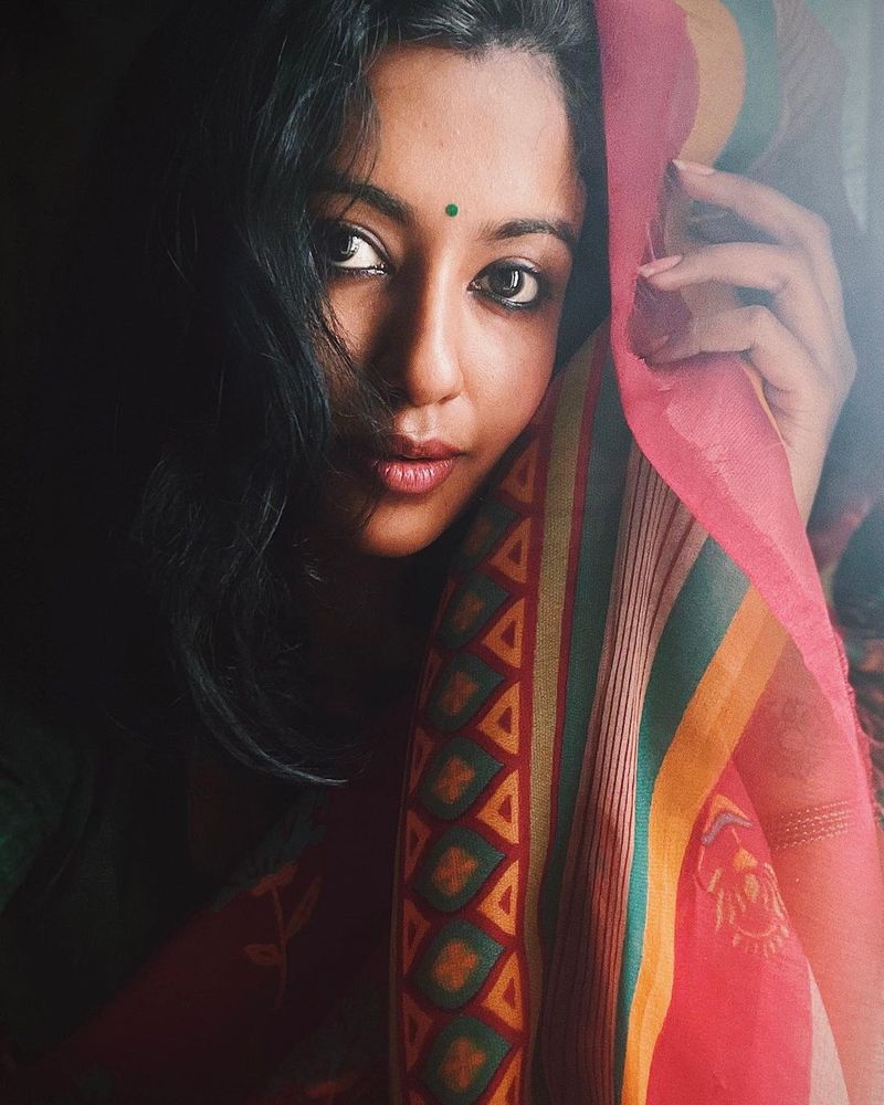 குறுகுறு பார்வையால் உள்ளம் கொள்ளை போகுதே 