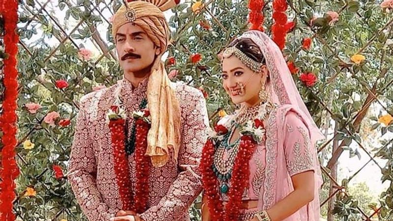 इससे पहले काव्या और वनराज की एक और फोटो सामने आई थी, जिसमें काव्या गुलाबी रंग के जोड़े में दुल्हन बनी बेहद खूबसूरत दिखी थीं। हरे रंग की हैवी ज्वैलरी के साथ उन्होंने लाइट मेकअप कर रखा है। इतना ही नहीं वे दूल्हा वनराज के साथ मुस्कराते हुए पोज देती नजर आती हैं।
