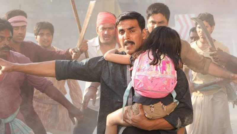 ये तो सभी जानते हैं कि अक्षय एक वर्सेटाइल एक्टर है। खुद को हर तरह के रोल में ढालने की कोशिश करते हैं। अक्षय अपना स्टंट खुद करते हैं। उन्हें एक्शन, स्टंट के अलावा रोमांटिक रोल में भी काफी पसंद किया गया।