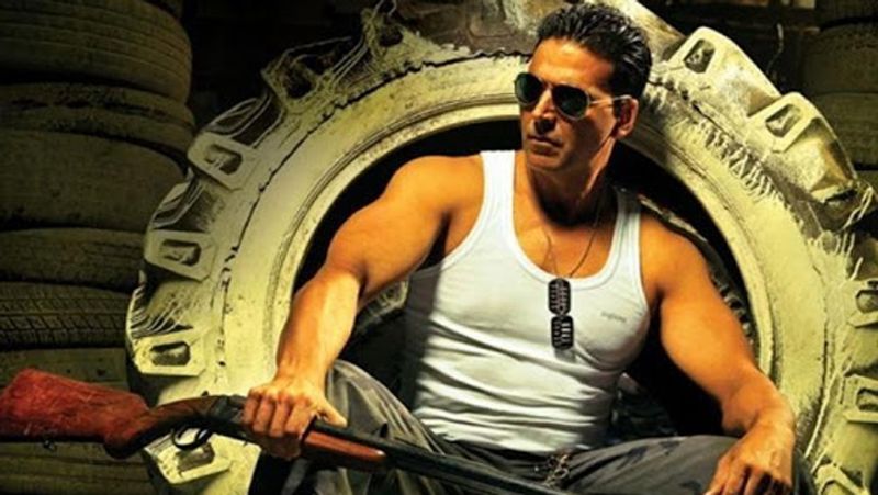 अक्षय की 11 फिल्मों ने बॉक्स ऑफिस पर 100 करोड़ का नेट कलेक्शन किया है। 100 करोड़ वाली उनकी पहली फिल्म हाउसफुल 2 है। वे बॉलीवुड के एकमात्र ऐसे सुपरस्टार हैं, जिनकी एक ही साल में 3 फिल्मों ने 200 करोड़ का कलेक्शन किया है, जबकि उनकी फिल्मों- मिशन मंगल, हाउसफुल 4 और गुड न्यूज ने 200 करोड़ से अधिक का कलेक्शन किया था।