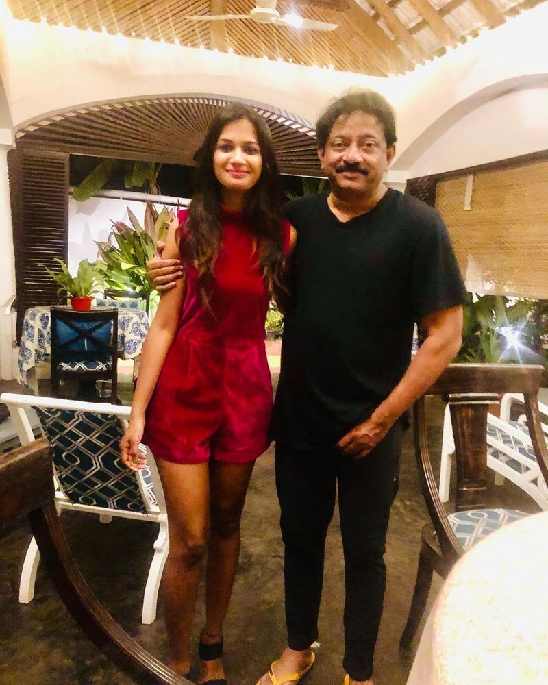 ఆ తర్వాత గోవా టిప్కెళ్లింది అరియానా. అక్కడ కూడా వర్మ మరోసారి కలిశాడు. ఇద్దరు ఫోటోలకు పోజులిచ్చారు.