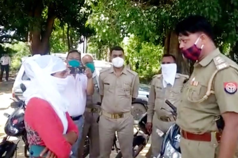 लड़की की बहन और रिश्तेदारों का आरोप है कि संदीप मौर्या उसके घर आता-जाता रहा है। इस बीच उसने लड़की के माता-पिता से शादी के लिए भी बात की। एक ही बिरादरी के होने की वजह से उन लोगों ने हामी भर दी। जब उसकी सेना में नौकरी लग गई, तो उसने शादी करने से इंकार कर दिया।
