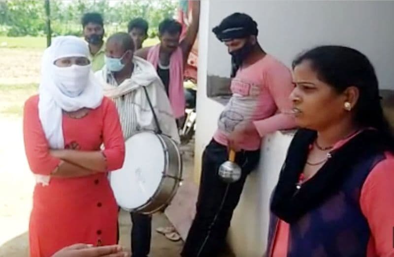एसपी नार्थ मनोज कुमार अवस्थी ने कहा है कि चौरीचौरा थाना क्षेत्र के रामपुर रकबा का रहने वाला संदीप मौर्या सेना में सिपाही है। वहीं, प्रेमिका का कहना है कि दो साल पहले उसकी संदीप से मुलाकात हुई थी। वो घर भी आता-जाता रहा। आरोप है कि शादी का झांसा देकर उसके साथ शारीरिक संबंध भी बनाया। इस बीच उसकी सेना में ट्रेनिंग चलने लगी।
