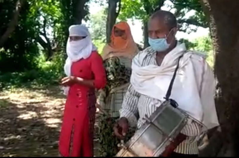 बीच भी वो आता-जाता रहा और संबंध बनाता रहा। सेना में जवान की नौकरी लगने के बाद वो शादी से मुकर गया। जब उसे सूचना मिली कि उसकी शादी हो रही है, तो वो बारात लेकर प्रेमी के घर पहुंची। हंगामा करते हुए प्रेमिका ने चेतावनी दी कि उसकी शादी प्रेमी के नहीं हुई, तो वहीं उसके घर के सामने मर जाएगी।
