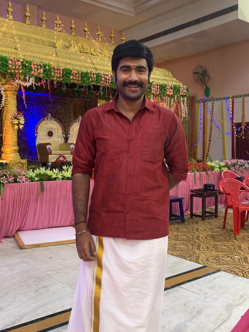 நடிகர் தமன் குமார், ஐடி துறையை சேர்த்தவர். ஆனால் நடிப்பின் மீது கொண்ட ஆர்வம் காரணமாக, லட்சக்கணக்கில் சம்பளம் வாங்கும் வேலையை விட்டு விட்டு, சினிமா நடிப்பு பயிற்சியில் சேர்த்தார். அந்த நேரத்தில் தான், எஸ்.ஏ.சி இயக்கத்தில் உருவாகும் 'சட்டம் ஒரு இருட்டறை' படத்தின் ஆடிஷன் நடைபெற்றுள்ளது. இதில் கலந்து கொண்டு, ஆடிஷனிலேயே கலக்கிய தமன் குமாரை ஹீரோவாக ஒப்பந்தம் செய்தார் எஸ்.ஏ.சி.