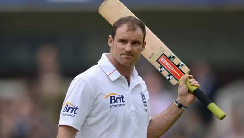 एंड्रयू स्ट्रॉस (Andrew Strauss)
इंग्लैंड के सलामी बल्लेबाज एंड्रयू स्ट्रॉस ने अपनी पहली ही पारी में 112 रन बनाए थे। न्यूजीलैंड के खिलाफ 20 मई 2004 में खेले गया यह मैच उनका डेब्यू मैच था। इस मैच में वो 112 रन बनाकर आउट हुए थे।
