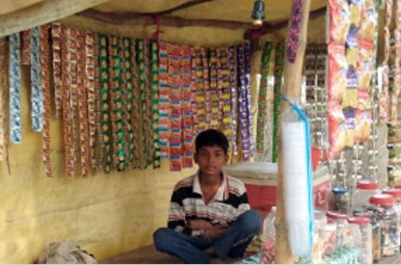 परिवार के लोग खोजबीन शुरू किए तो पता चला कि इलाके में एक आधे बने कमरे में उसकी लाश पड़ी है। जिसे देखने के बाद ऐसा लग रहा था कि किसी तेज हथियार से उसकी हत्या की गई है। जमीन पर खून बिखरा पड़ा हुआ था।
(मृतक की फाइल फोटो)