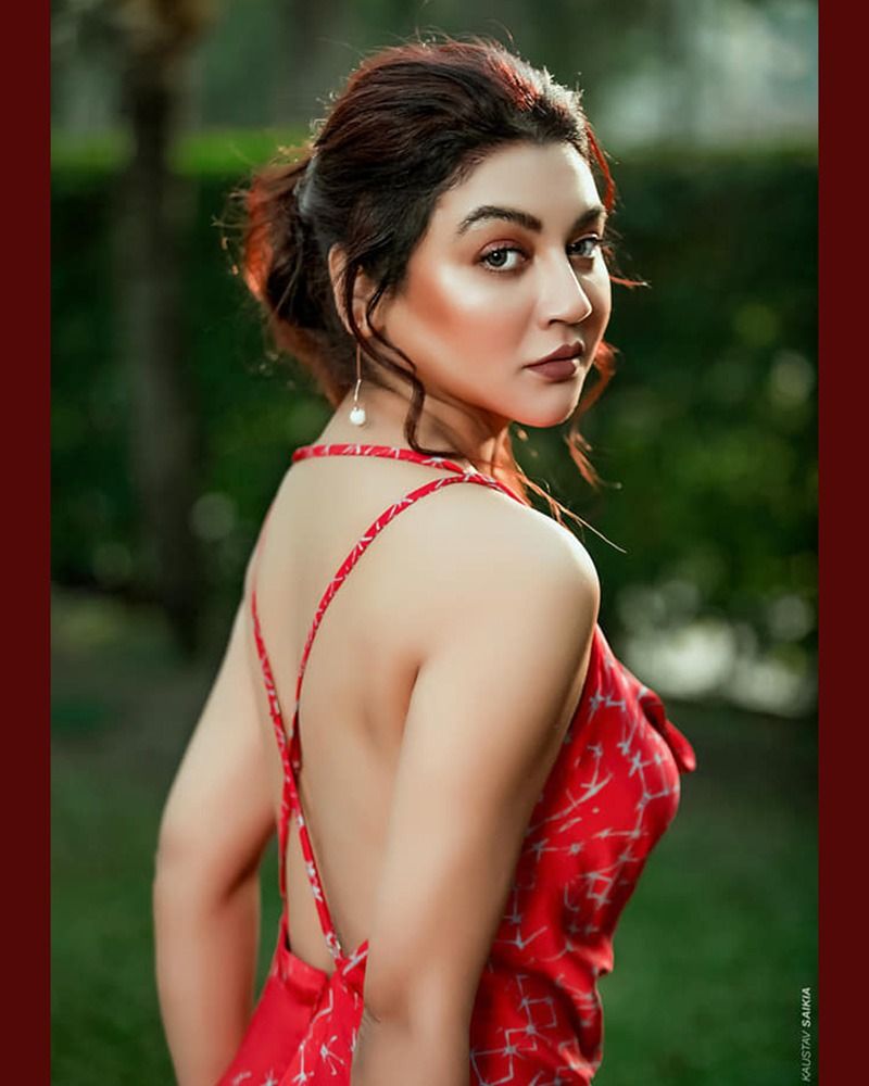উন্মুক্ত চাবুক শরীর, খোলামেলা পোশাকে জয়ার হট অবতারে মুগ্ধ দুই বাংলার অনুরাগীরা। তবে সমালোচনায় কান না নিয়ে তিনি নিজের কাজ করেই চলেছেন।