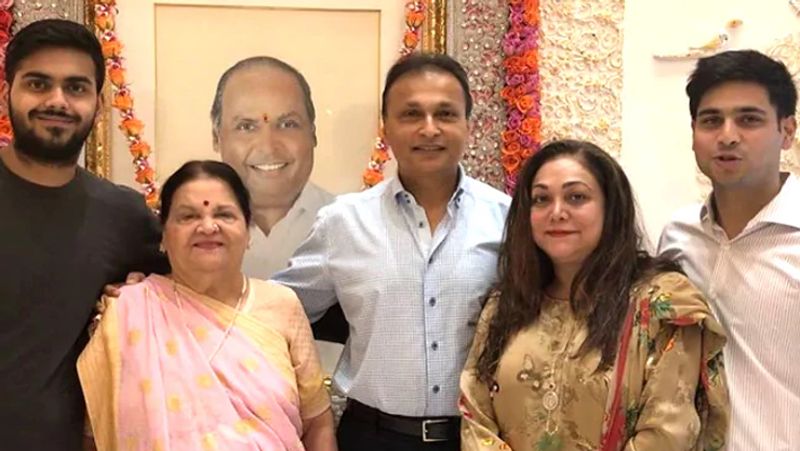 <p><strong>बच्चों भी रहते हैं ग्लैमर से दूर</strong><br />
दोनों बहुओं के बच्चों की भी बात करें तो, नीता अंबानी के बच्चे काफी फेमस है जबकि, टीना के दोनों बच्चों को कम लोग ही जानते हैं। नीता अंबानी के तीन बच्चों अनंत अंबानी, ईशा अंबानी और आकाश अंबानी हैं। वहीं, टीना के बेटे जय अनमोल अंबानी और जय अंशुल अंबानी हैं।</p>
