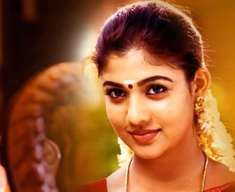 இளம் வயது சரத்குமாருக்கு ஜோடியாக நடிகை நயன்தாரா நடித்திருப்பார். இதுவே தமிழில் இவரது அறிமுக படமாகவும் அமைந்தது.