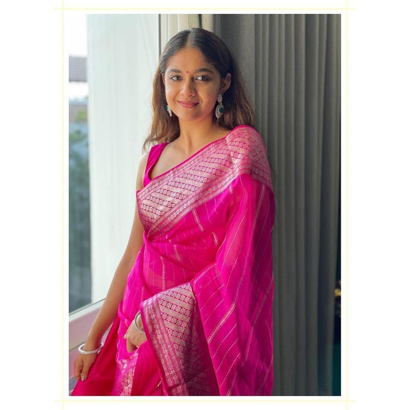 ఒకప్పుడు బొద్దుగా ఉండే కీర్తి సురేష్ చాలా సన్నబడ్డాడు. మహానటి చిత్రానికి ముందు తన ఎత్తుకు తగిన బరువుతో కొంచెం బొద్దుగా ఉండేవారు. అయితే మహానటిలో సావిత్రి పాత్ర కోసం కీర్తి కొంచెం బరువు పెరిగారు.