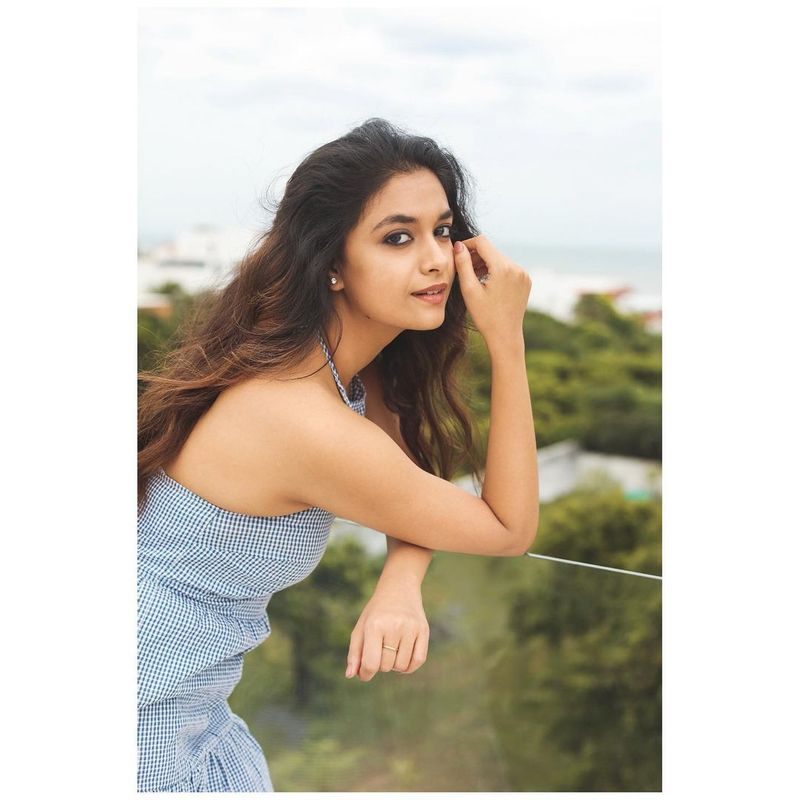 పెరిగిన ఆ బరువు తగ్గించే క్రమంలో ఆమె చాలా సన్నగా తయారయ్యారు. మునుపటి కీర్తి సురేష్ ఫిగర్ కి ప్రస్తుతం ఆమె కనిపిస్తున్న తీరుకు అసలు సంబంధం లేదు. కఠిన కసరత్తులు, యోగాసనాలు చేసి కీర్తి సన్నగా నాజూకుగా మారారు.