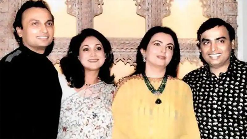 1989 में अमेरिका के लॉस एंजिलिस में बड़ा भूकंप आया था। उस वक्त टीना वहीं थीं। अनिल ने किसी तरह नंबर खोजकर टीना को फोन किया। फोन पर अनिल ने केवल टीना से पूछा क्या तुम ठीक हो? टीना का जवाब मिलते ही कोई और बात किए बगैर अनिल ने फोन काट दिया।