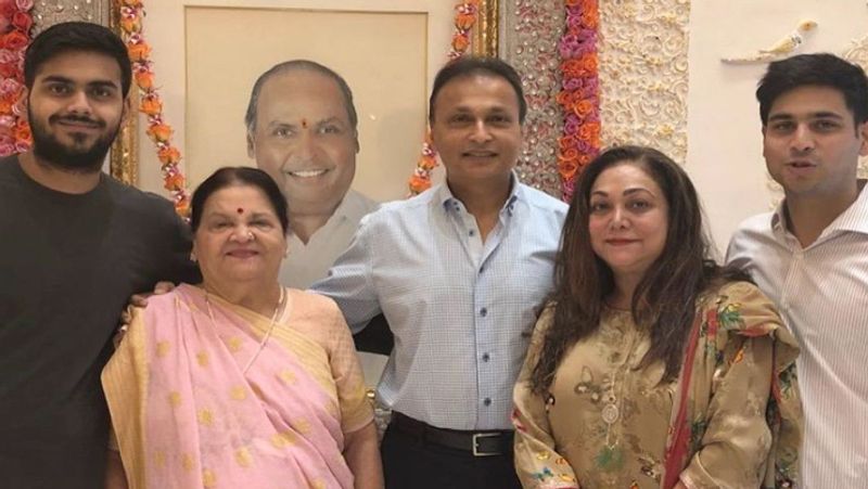 अनिल के इस बर्ताव से टीना हैरान हो गईं। टीना से भी रहा नहीं गया और दोनों के बीच फिर बातचीत शुरू हो गई। काफी सोच-विचार करने के बाद अनिल ने अपने परिवार से कह दिया कि वे टीना से ही शादी करेंगे और आखिरकार वो अपनी फैमिली को मनाने में कामयाब रहे।
