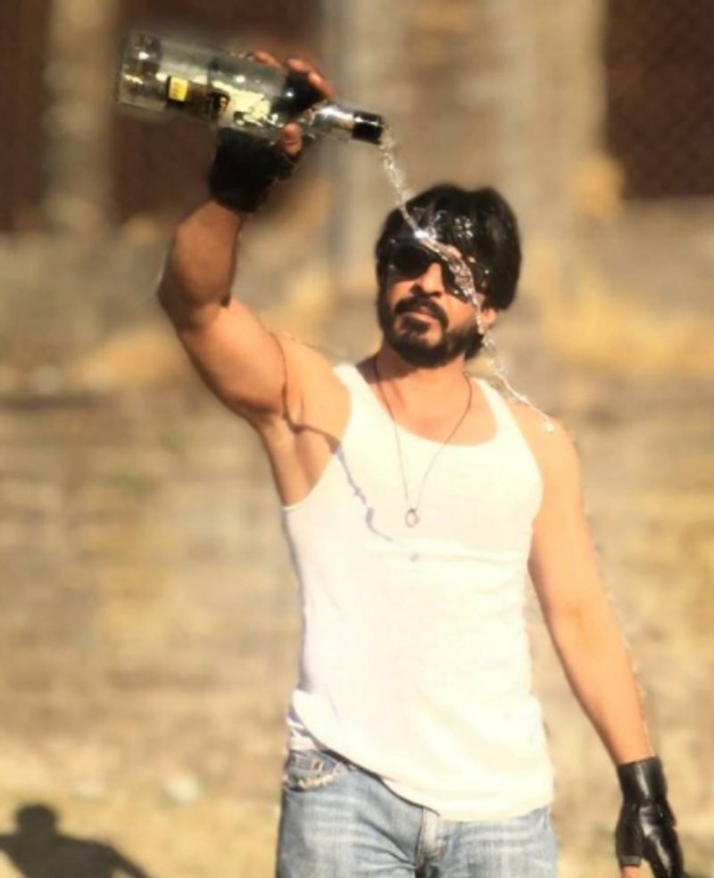 ಶಾರೂಖ್ ಸ್ಟೈಲ್ನಂತೆ ರೌಂಡ್ ಸನ್ಗ್ಲಾಸ್ನೊಂದಿಗೆ ಈತನ ಲುಕ್ ಕಂಪ್ಲೀಟ್ ಆಗಿದೆ.