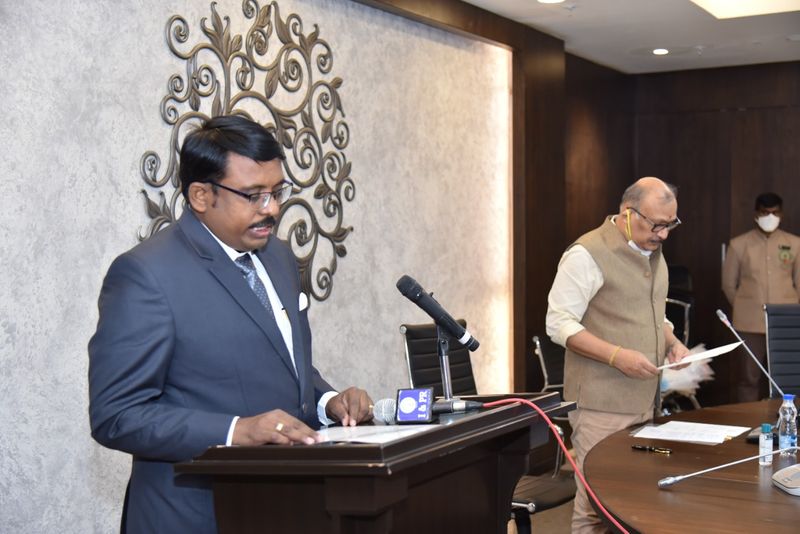 అమరావతిలోని సచివాలయంలోని సీఎం సమావేశ మందిరంలో ఆర్టీఐ నూతన కమీషనర్ల ప్రమాణ స్వీకార కార్యక్రమం జరిగింది. ప్రమాణస్వీకారం అనంతరం నూతన కమీషనర్లకు అధికారులు పుష్ఫ గుచ్చాలు అందించి శాలువాలతో సత్కరించారు.