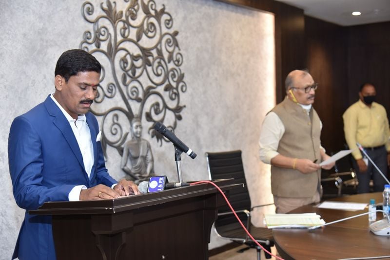 ఈ సందర్భంగా సీఎస్ మాట్లాడుతూ... ఏపీలో సమాచార హక్కు చట్టంను ప్రజలకు మరింత చేరువ చేసేందుకు నూతన కమీషనర్లు తమవంతు పాత్ర పోషించాలన్నారు. ఈ చట్టంపై ప్రజల్లో మరింత నమ్మకాన్ని పెంచేలా పనిచేయాలన్నారు. సమాచార హక్కు చట్టం ప్రజలకు ఒక వరం వంటిదని... దాన్ని తమ సమస్యలను పరిష్కరించుకోడానికి ఎలా ఉపయోగించుకోవాలో అవగాహన కల్పించాలన్నారు సీఎస్.