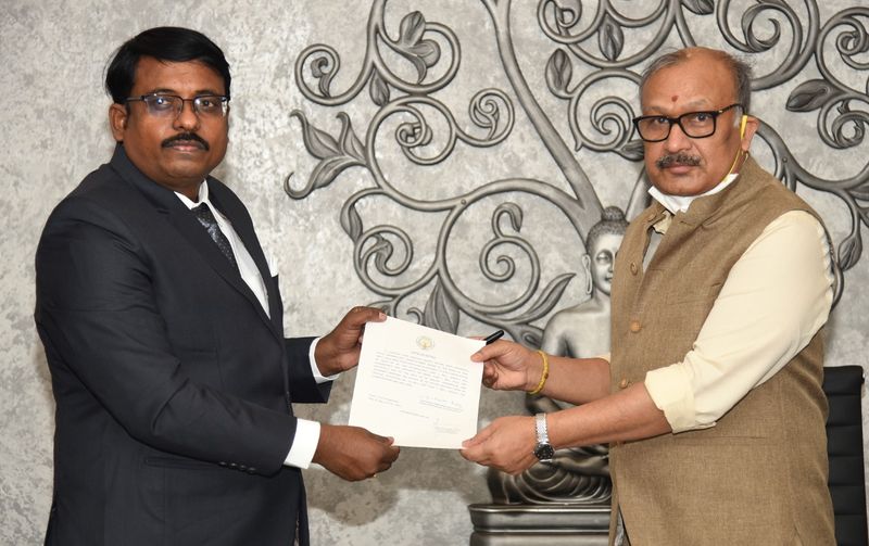 ఈ కార్యక్రమంలో ప్రత్యేక ప్రధాన కార్యదర్శి కె.ప్రవీణ్ కుమార్, రాష్ట్ర చీఫ్ ఇన్ఫర్మేషన్ కమీషనర్ పి.రమేశ్ కుమార్, ఇన్ఫర్మేషన్ కమీషనర్లు బివి రమణ కుమార్, కట్టా జనార్దనరావు, ఆర్.శ్రీనివాసరావు, ప్రోటోకాల్ డైరెక్టర్ సుబ్రహ్మణ్యం రెడ్డి తదితరులు పాల్గొన్నారు.