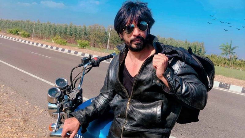 ಶಾರುಖ್ ಖಾನ್ 1989 ರಲ್ಲಿ ಫೌಜಿ ಧಾರಾವಾಹಿ ಮೂಲಕ ನಟನೆಗೆ ಪಾದಾರ್ಪಣೆ ಮಾಡಿದರು. ಸರ್ಕಸ್ ಮತ್ತು ಬುನಿಯಾದ್ ನಂತಹ ಇನ್ನೂ ಕೆಲವು ಧಾರಾವಾಹಿಗಳಲ್ಲಿ ಕಾಣಿಸಿಕೊಂಡ ನಂತರ 1992 ರಲ್ಲಿ 'ದಿವಾನಾ' ಸಿನಿಮಾದ ಮೂಲಕ ಬಾಲಿವುಡ್ಗೆ ಕಾಲಿಟ್ಟರು. ಶಾರುಖ್ ಕೊನೆಯ ಬಾರಿಗೆ 2018 ರಲ್ಲಿ ಜೀರೋದಲ್ಲಿ ಕಾಣಿಸಿಕೊಂಡರು.
