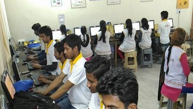 कौन-कौन से कोर्स कर सकते हैं
वोकेशनल कोर्स सर्टिफिकेट कोर्स की तरह किए जाते हैं। वेब डिजाइनिंग, टेलीकम्युनिकेशन, हेल्थ केयर, फोटोग्राफी, गेम डिजाइनिंग, इवेंट मैनेजमेंट, टूरिज्म, कम्प्यूटर साइंस, हाउस कीपिंग ऑफिस मैनेजमेंट आदि कई तरह के कोर्सेज कर सकते हैं। 