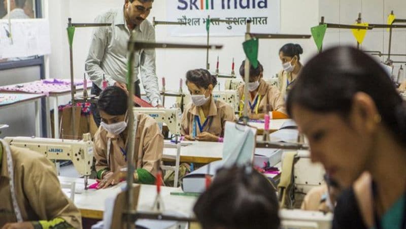 कौन कर सकता है ये कोर्स
12वीं पास से लेकर ग्रेजुएट स्टूडेंट्स ये कोर्स कर सकते हैं। इसके अलावा ऐसे स्टूडेंट्स जो कम पढ़े-लिखे हैं वो भी ये कोर्स कर सकते हैं। कोर्स में योग्यता के साथ-साथ कैंडिडेट की रूचि भी अहम होती है। 
