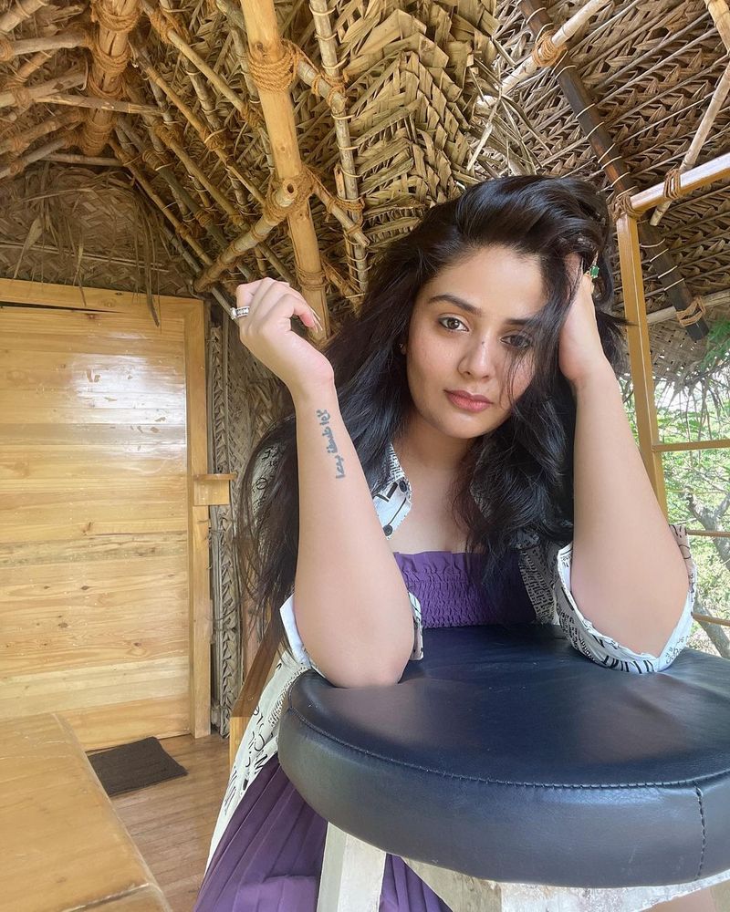 తాజాగా ఓ ప్రైవేట్ రిసార్ట్ లో కొబ్బరి ఆకుల మంచెపై నిల్చొని ఫోటో షూట్ చేసింది శ్రీముఖి.