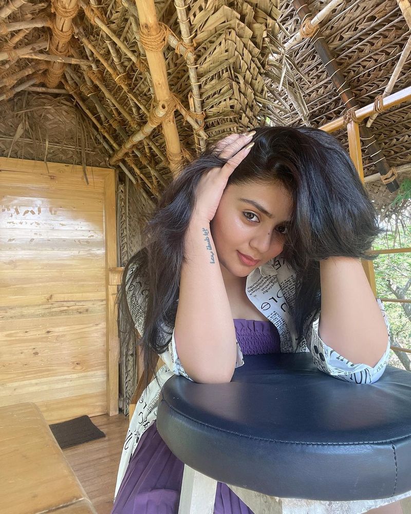 పర్ఫుల్ కలర్ షార్ట్ ఫ్రాక్ లో యద అందాలు, తొడల సోయగాలు చూపించి కుర్రాళ్లతో కసి రేపింది. చూస్తేనే మగాళ్లకు చెమటలు పట్టేలా ఉన్న శ్రీముఖి హాట్ ఫోటోలు సోషల్ మీడియాలో వైరల్ అవుతున్నాయి. చూసిన ఆమె ఫ్యాన్స్ ఇంత హాట్ గా ఉంది ఏందీరా బాబు అనుకుంటున్నారు.