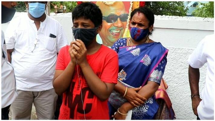 The boy who lost his father who made Karunanidhi move on his birthday ... blindfolded siblings ..! The boy who lost his father who made Karunanidhi move on his birthday ... blindfolded siblings ..!