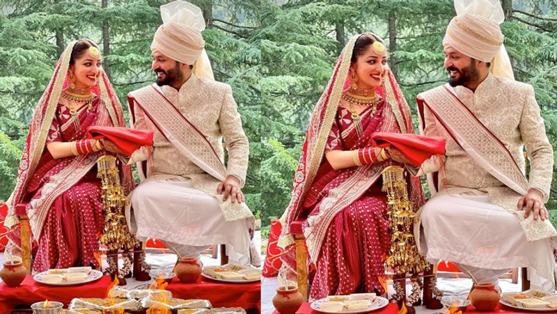 লাল টুকটুকে বেনারসি, গলায় ভারী গয়না, কনের সাজে নিজের বিয়ের ছবি সোশ্যাল মিডিয়ায় পোস্ট করেছেন নায়িকা।