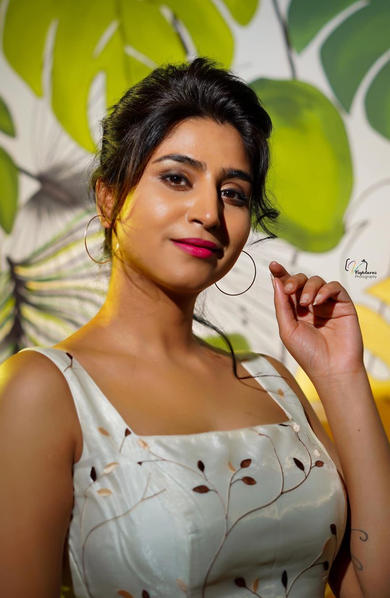 కెరీర్ బిగినింగ్ లో అడపాదడపా అవకాశాలు దక్కినా, వాటి వలన ఆమెకు బ్రేక్ రాలేదు. ఏళ్ల తరబడి ఎదురు చూసినా అవకాశాలు రాకపోవడంతో బుల్లితెర మార్గం ఎంచుకుంది వర్షిణి.
