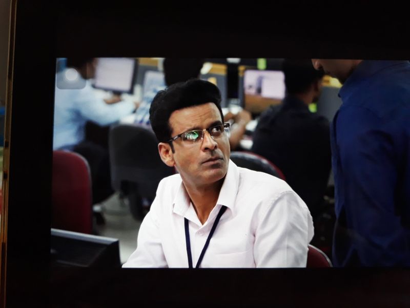 కఠిన పరిస్థితుల మధ్య పెరిగిన అమ్మాయిగా సుమంత అద్భుతం చేశారు. ఎమోషన్స్ అంటే తెలియని కరుడుగట్టిన టెర్రరిస్ట్ పాత్రలో సమంత నటించిన తీరు ఆమె యాక్టింగ్ స్కిల్స్ కి మచ్చుతునక.