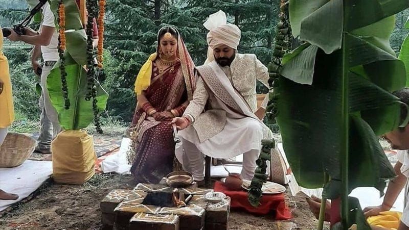 आदित्य धर जाना पहचाना नाम है। उरी द सर्जिकल स्ट्राइक आदित्य की डेब्यू फिल्म थी और इसके लिए उन्हें बेस्ट डायरेक्टर का नेशनल अवॉर्ड मिला था। आदित्य डायरेक्टर के साथ राइटर और गीतकार भी हैं। दिल्ली में 12 मार्च, 1983 को जन्में 38 साल के आदित्य ने काबुल एक्सप्रेस, तेज, आक्रोश, हाल-ए-दिल जैसी फिल्मों के डायलॉग, स्क्रीनप्ले और गाने लिखे है।