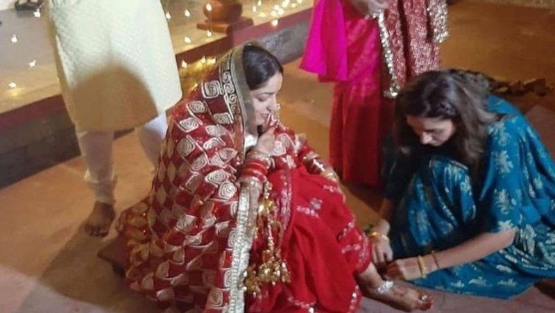 एक इंटरव्यू में श्वेता रोहिरा ने कहा था- यामी ने मेरी शादी तोड़ दी। मैं आखिरकार अपने भ्रम से बाहर आ गई हूं, इतने सारे लोग झूठ नहीं बोल सकते। हमारे बीच सबकुछ ठीक था जब तक कि एक व्यक्ति बीच में नही आया था।
