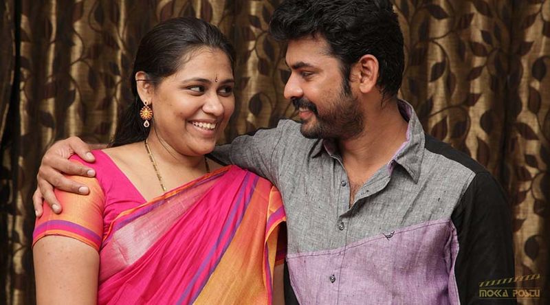 இந்நிலையில் கடந்த 2010 ஆம் ஆண்டு, தன்னுடைய மாமன் மகள் அக்ஷயா என்கிற மருத்துவரை விமல் காதலித்து திருமணம் செய்து கொண்டார். அக்ஷயா பெற்றோருக்கு விருப்பம் இல்லாமல் இந்த திருமணம் நடந்ததால், கும்பகோணம் அருகே உள்ள சுவாமிமலையில் மிகவும் ரகசியமாக நடந்தது. 