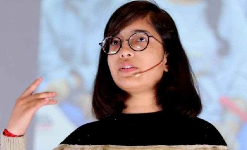 बता दें कि साल 2017 में हरिद्वार की जलवायु एक्टिविस्ट रिद्धिमा ग्रेटा थनबर्ग के साथ उन 16 बच्चों में शामिल रही हैं जिन्होंने जलवायु परिवर्तन पर सरकारी कार्रवाई की कमी के खिलाफ संयुक्त राष्ट्र के क्लाइमेट एक्शन समिट में शिकायत दर्ज कराई थी।
