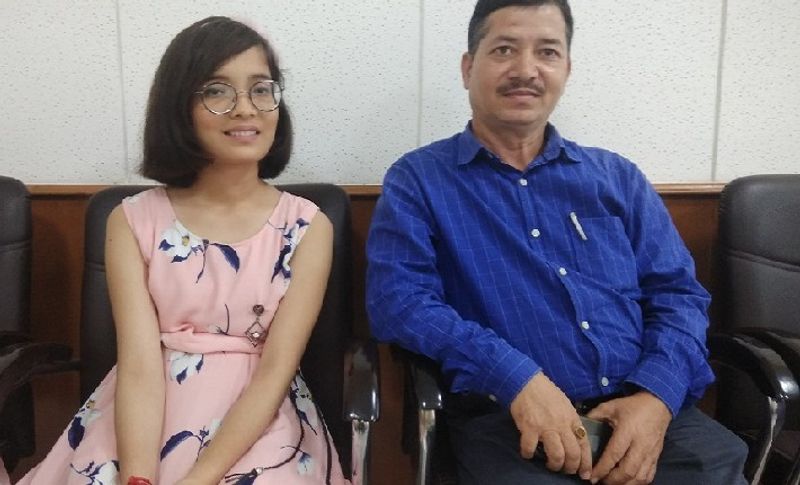 रिद्धिमा पांडे के पिता दिनेश चंद्र पांडे हैं जो कि खुद पर्यावरण एक्टिविस्ट हैं। वह वाइल्ड लाइफ ट्रस्ट ऑफ इंडिया नाम के एक एनजीओ में काम करते हैं। वह इस संस्था से वह 2001 से जुड़े हुए हैं। वहीं उनकी पत्नी वन विभाग में काम करती हैं। पूरा परिवार पर्यावरण को बचाने में जुटा हुआ है। पिता ने बताया कि जब रिद्धिमा छोटी थीं तो हम उनको जंगल ले जाया करते थे। यहीं से उसकी जंगलों और वन्य जीवों के प्रति रुचि पैदा हुई।
