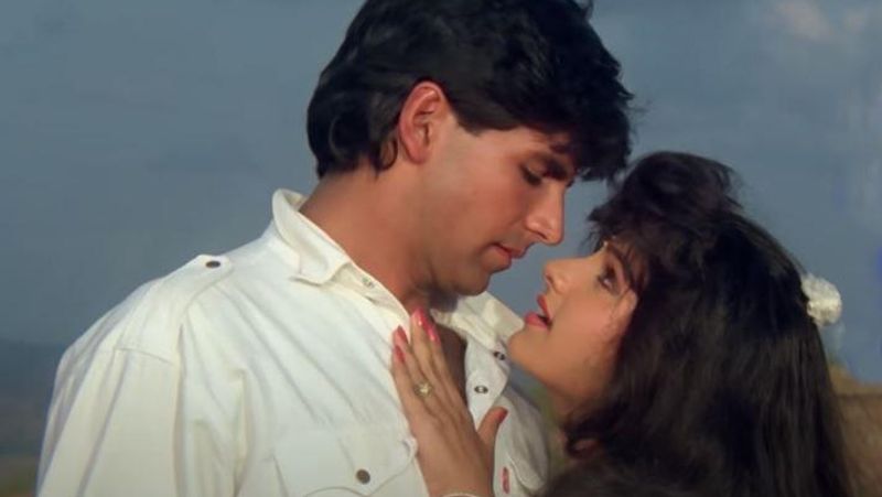 সেই সময় জায়েত সেতের রেফারেন্সে অক্ষয় কয়েকটি পণ্যের বেনারের বিজ্ঞাপনে কাজ করার সুযোগ পান। ওই সময় বলিউডের একজন মেকআপ আর্টিস্টের সঙ্গে অক্ষয়ের খুব ভালো সম্পর্ক তৈরি হয়। সেই মেকআপ আর্টিস্ট অক্ষয়কে ১৯৮৭ সালের মহেস ভাটের আজ সিনেমাতে একটি ছোট রোল পায়িয়ে দেন। কিন্তু ১০ সেকেন্ডের ওই রোলে অক্ষয়ের চেহারা দেখা যায়নি।
