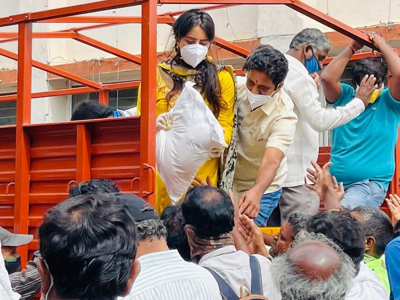 కరోనా విలయం కొనసాగుతున్న నేపథ్యంలో ఉపాధి కోల్పోయిన పేదలకు సంజన గల్రాని తన ఫౌండేషన్ ద్వారా పేదలకు ఆహారం, సినీ కార్మికులకు నిత్యావసర వస్తువులు పంపిణి చేసింది.