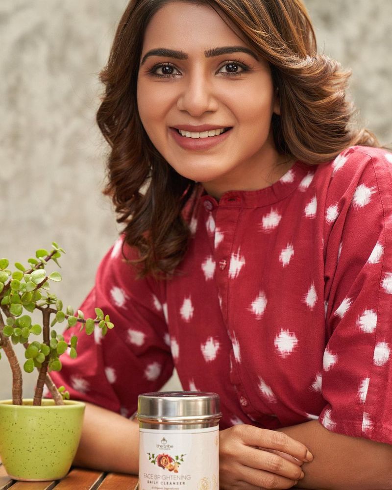 30 ప్లస్ కి చేరిన సమంత ఇంకా టీనేజ్ బేబీ తరహా గ్లామర్, బాడీ మైంటైన్ చేస్తున్నారు. కొన్నాళ్లుగా సమంత లైఫ్ స్టైల్ పూర్తిగా మారిపోయింది. ముఖ్యంగా ఆహారం విషయంలో సమంత కఠిన నియమాలు పాటిస్తున్నారు.