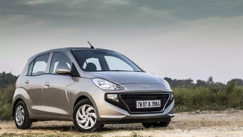 Hyundai Santro
कम बजट की ऑटोमैटिक कारों में हुंडई की सेन्ट्रो एक शानदार कार है। इसमें 1.1 लीटर का 3 सिलेंडर वाला इंजन दिया गया है जो 69 पीएस की पावर और 101 एनएम का टॉर्क जनरेट करता है। ये कार मैनुअल और ऑटोमैटिक गियरबॉक्स दोनों वेरिएंट में आती है। इसकी कीमत 5 लाख 25,990 रुपये है।