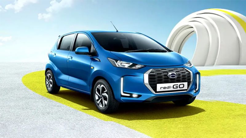 Datsun redi-GO
सस्ती ऑटोमैटिक कारों में डैटसन रेडी गो भी शामिल है। Datsun redi-GO में 2 पेट्रोल इंजन 799 cc और 999 cc का दिया गया है। यह मैनुअल और ऑटोमैटिक ट्रांसमिशन के साथ उपलब्ध है। वेरिएंट और फ्यूल टाइप के आधार पर रेडी-गो का माइलेज 20.71 से 22.0 किमी/लीटर है। रेडी-गो 5 सीटर है और इसकी कीमत 3.83 - 4.95 लाख तक है।